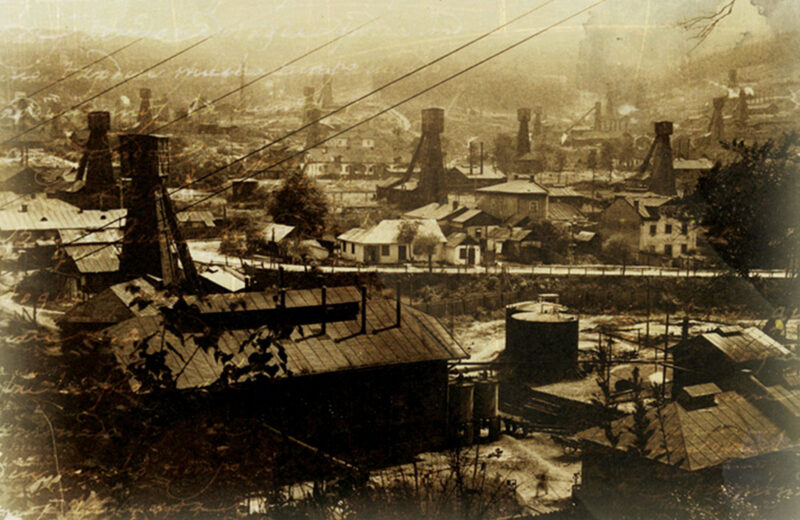 На поштовій листівці початку XX століття видно нафтопереробні заводи Борислава (Джерело —   ізраїльська організація «Дрогобич, Борислав й околиці») 