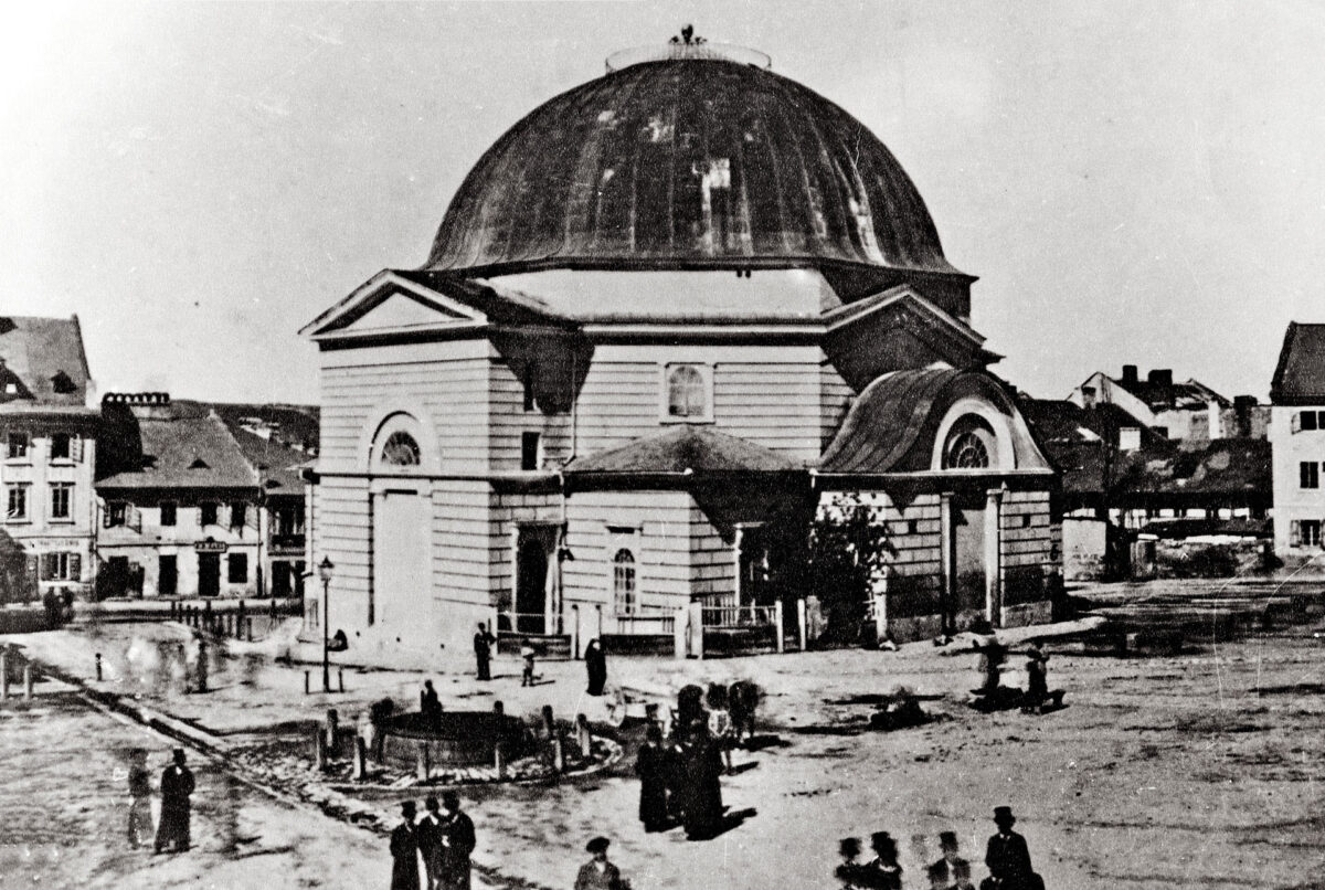 Прогресивний єврейський Темпль на площі Старий Ринок у Львові. Побудований у 1844–1845 рр. на місці синагоги XVII ст. (Будівлю зруйновано в 1941 році.)