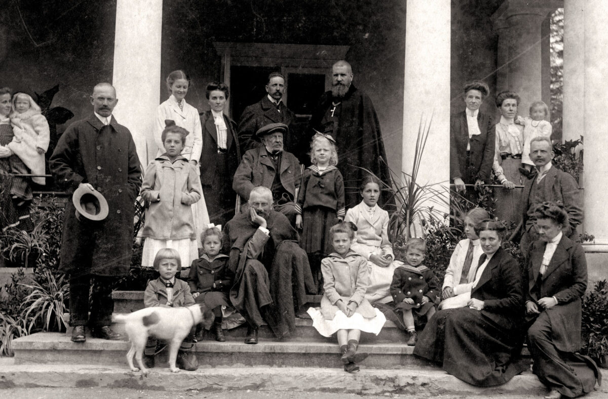 Митрополит Андрей Шептицький із родичами в родинному маєтку в Прилбичах, Галичина, 1911 р. (Родинний архів Шептицьких, Варшава)