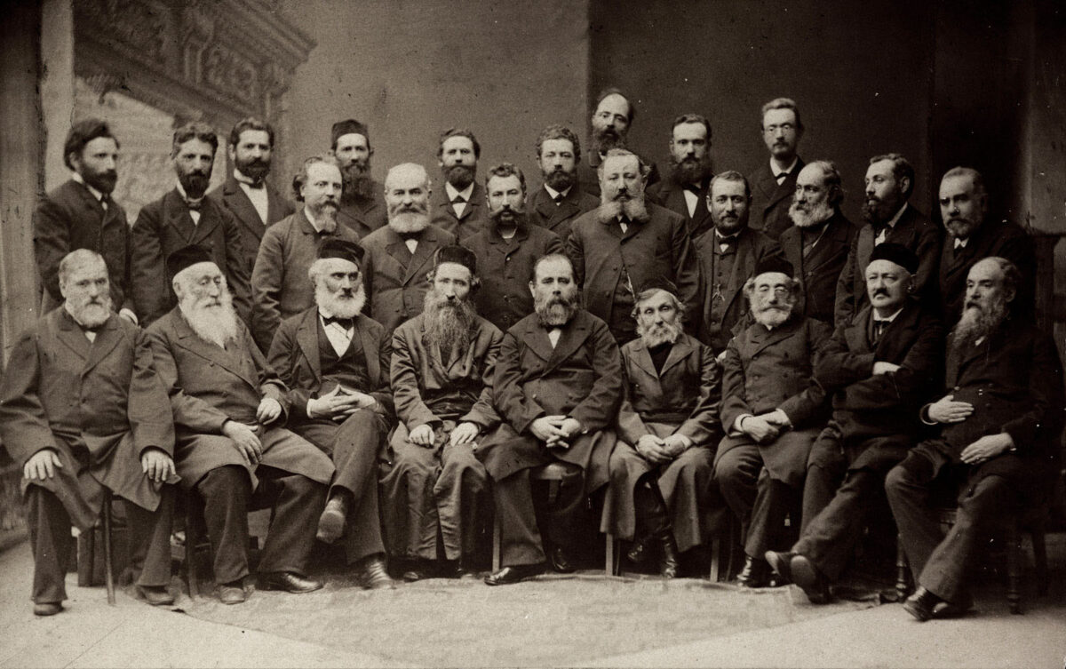 Учасники Катовіцької конференції, на якій було засновано рух «Хібат Ціон» («Любов до Сіону»), 1884 р. У першому ряду в центрі — доктор Леон Пінскер з Одеси, автор «Автоемансипації».