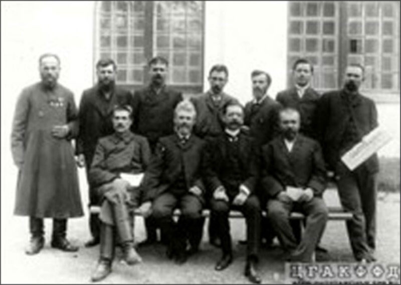 Українські депутати першої Російської думи від Полтавської губернії, зокрема єврей Григорій Іоллос (сидить другий справа), член ліберальної партії кадетів. У 1907 року він загинув від рук члена антисемітського «Союзу російського народу». (Фотографія 1906 р.)